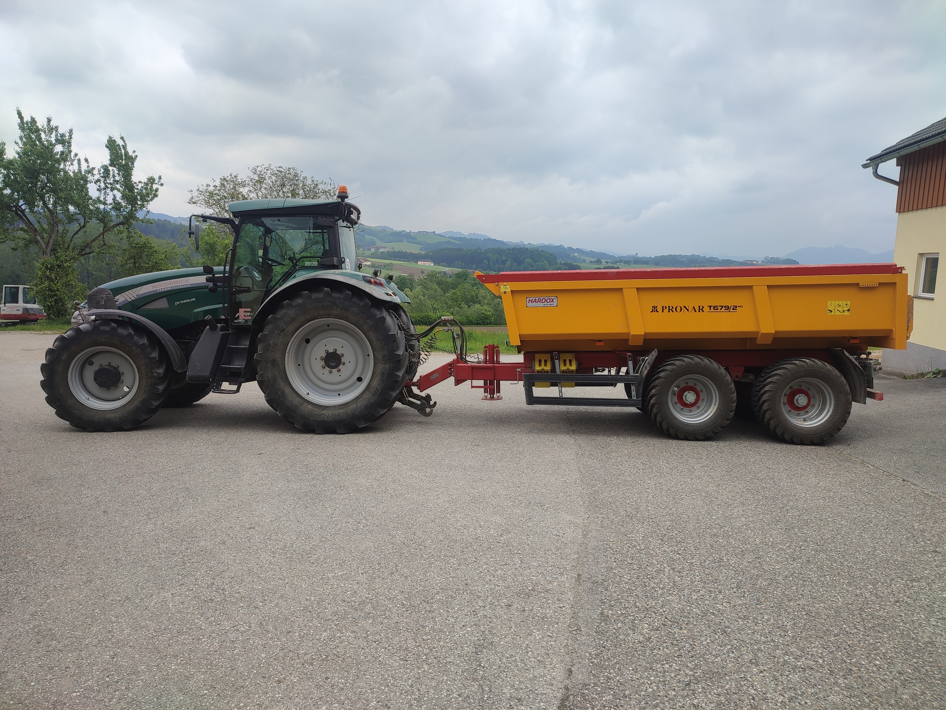 Traktor (200PS) mit Tandemkipper (12t)