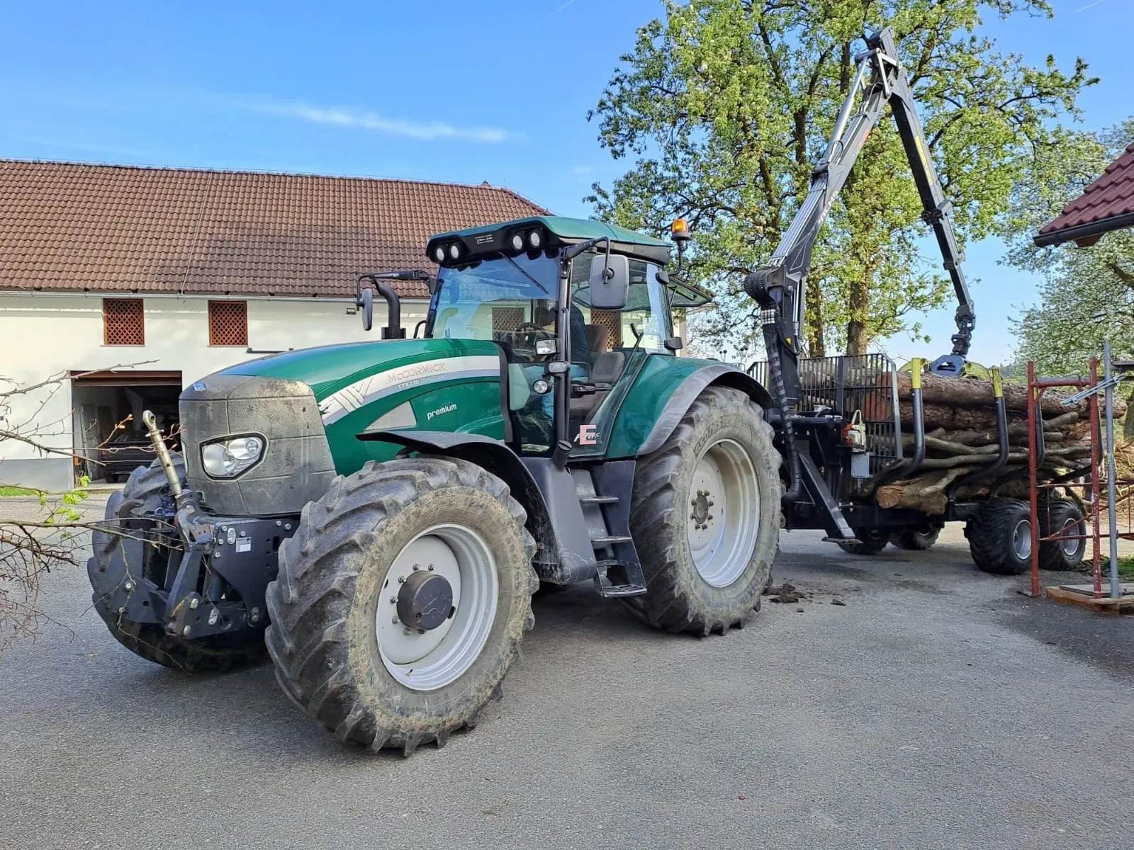 Traktor (200PS) mit Rückewagen (12t)